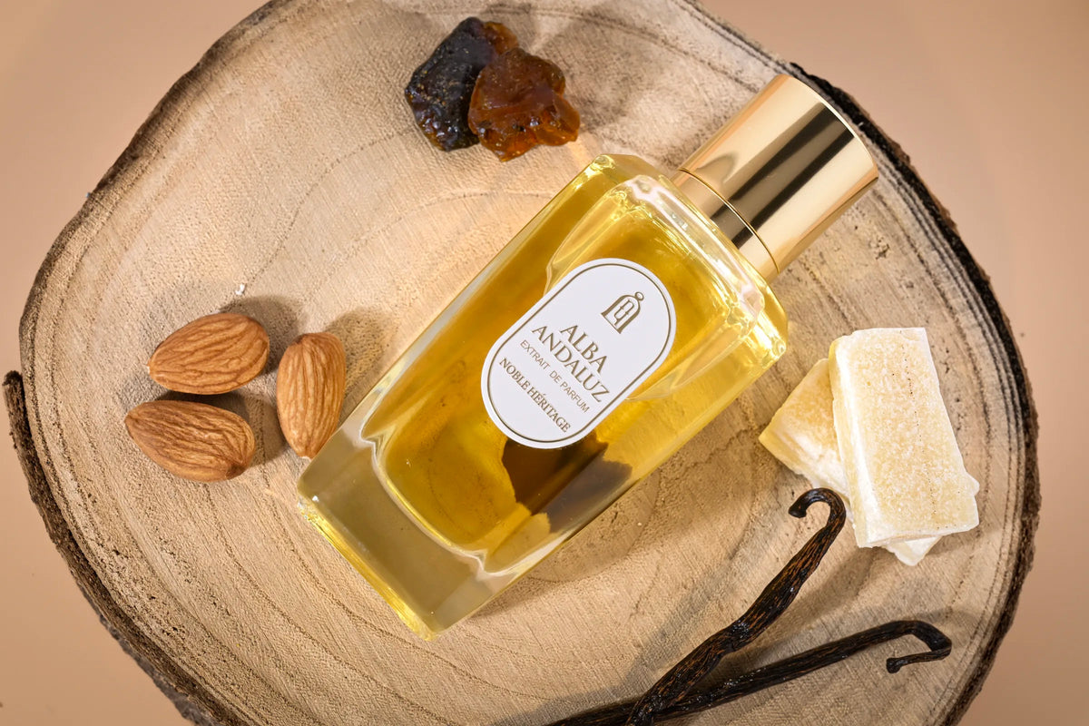 Alba Andaluz, flacon couché sur une tranche de bois avec amandes et gousses de vanille