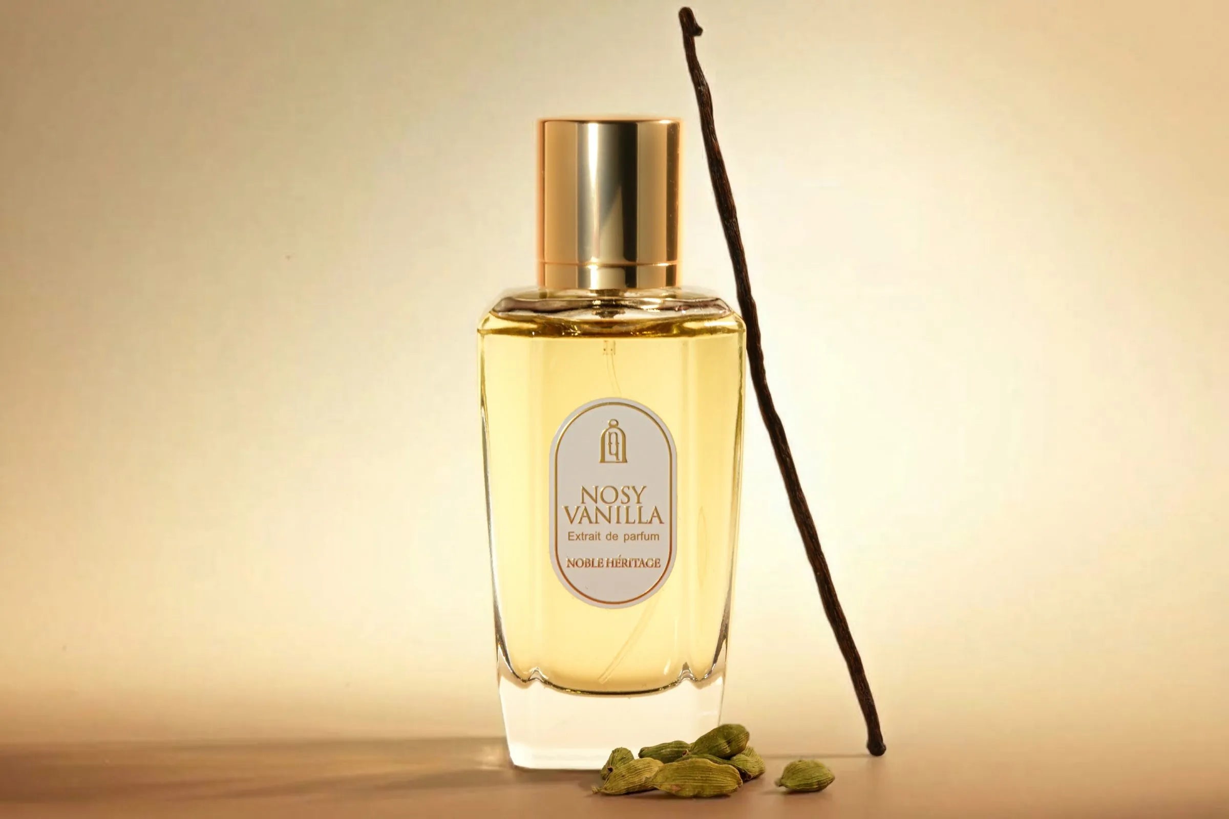 Nosy Vanilla, flacon avec une gousse de vanille et des graines de cardamome